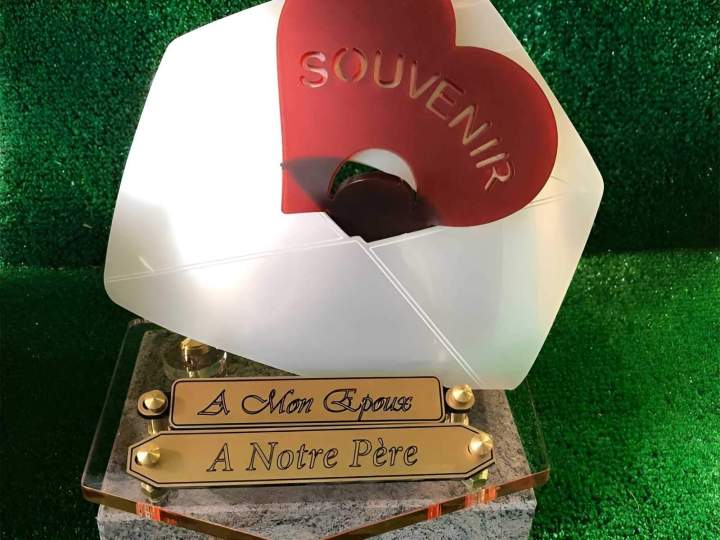 Nous fournissons un large choix d'articles funéraires.