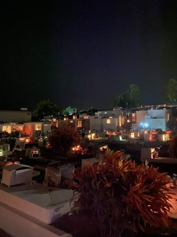 Moment de recueillement dans un cimetière la nuit Martinique