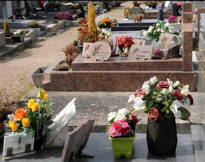 Plaques funéraires, Ducos